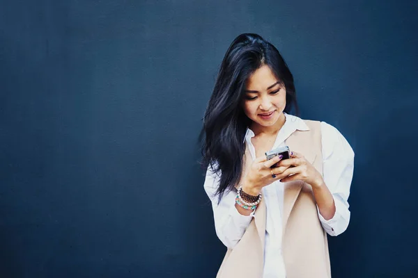 Portret Giovane Donna Asiatica Utilizzando Smartphone Uno Sfondo Nero Parete — Foto Stock