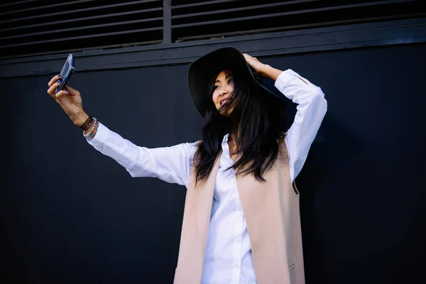 Asiatique Jeune Belle Femme Utilisant Smartphone Parler Selfie Sur Fond — Photo