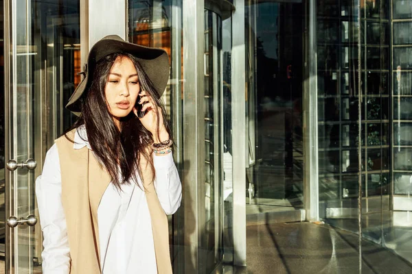 年轻迷人的亚洲妇女在商务中心外电话交谈 — 图库照片