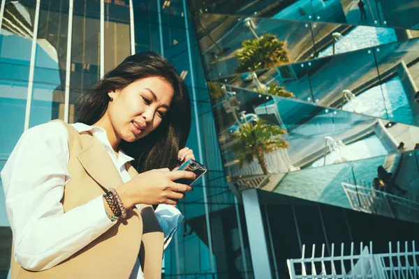 Genç Güzel Asya Işkadını Modern Smartphone Ofis Dışında Kullanır — Stok fotoğraf