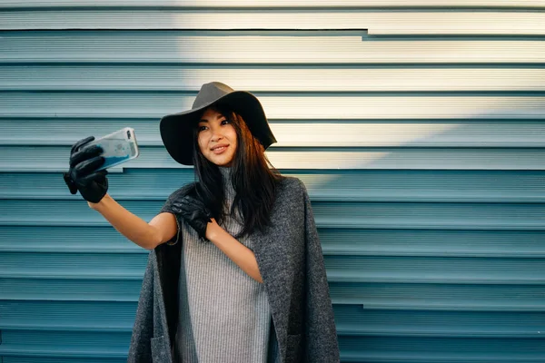 Молоді Азіатські Стильною Жінкою Беручи Selfie Тлі Синього Стіни — стокове фото