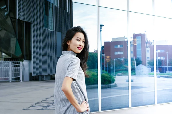 Hermosa Mujer Asiática Usando Ropa Casual Posando Contra Edificio Vidrio — Foto de Stock
