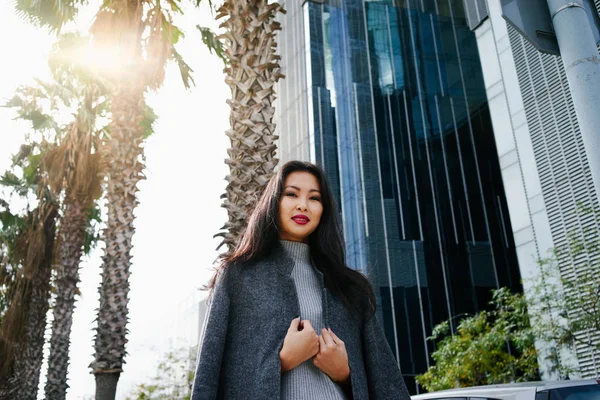 近代的な超高層ビルに対してポーズ美しいアジアの女性 — ストック写真