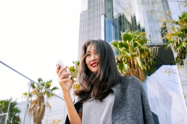 Belle Femme Asiatique Utilisant Smartphone Contre Gratte Ciel Moderne — Photo