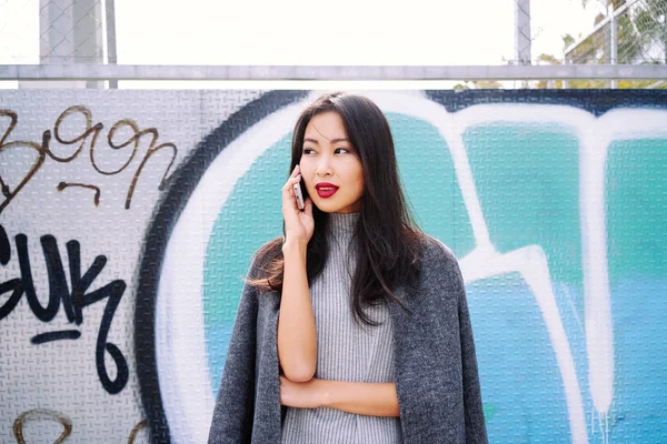 Belle Asiatique Femme Parler Avec Smartphone Contre Graffiti Mur — Photo