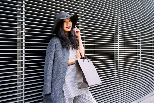 Jonge Mooie Stijlvolle Aziatische Vrouw Poseren Die Een Blanco Papier — Stockfoto