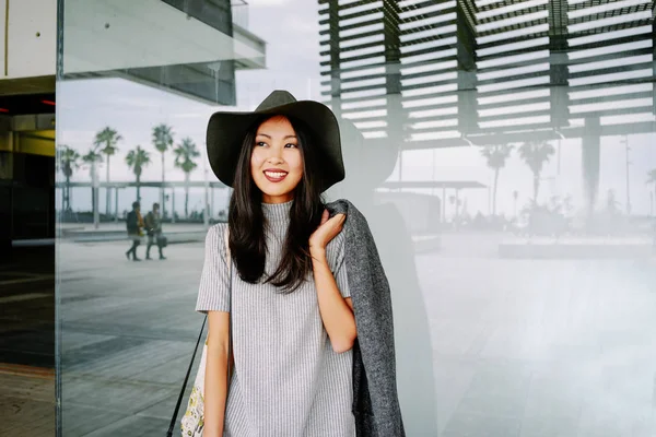 Belle Femme Asiatique Élégante Chapeau Posant Contre Bâtiment Moderne — Photo