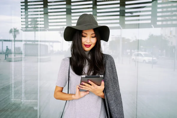 Tablet Modern Bina Karşı Kullanma Şapkalı Güzel Şık Asyalı Kadın — Stok fotoğraf