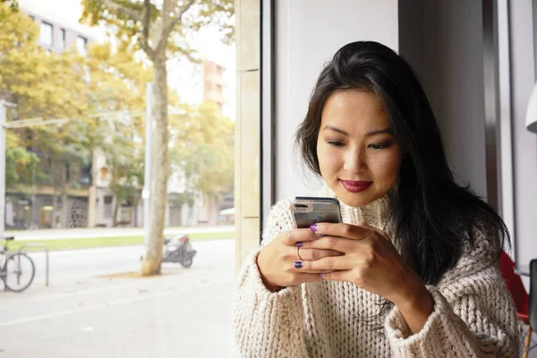 Молодая Азиатка Использует Смартфон Кофейне — стоковое фото