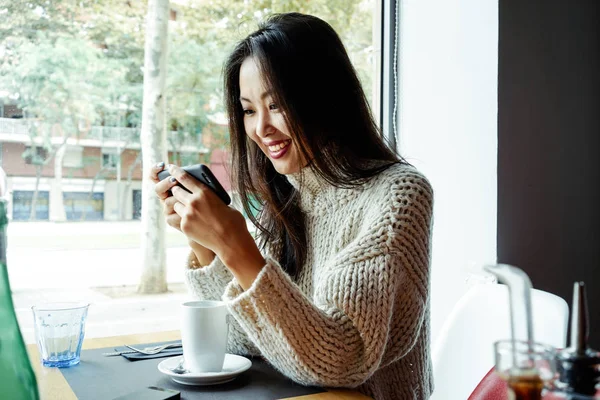 Ung Asiatisk Jente Som Drikker Kaffe Bruker Digital Smarttelefon Kaffebar – stockfoto