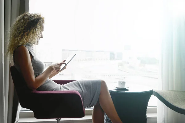 Attraente Donna Affari Con Capelli Ricci Utilizzando Tablet Digitale Mentre — Foto Stock