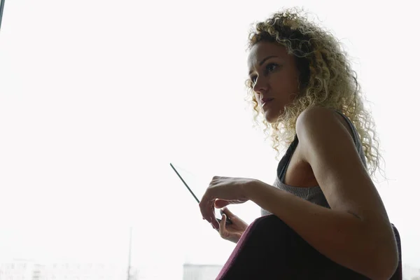 Attraente Donna Affari Con Capelli Ricci Utilizzando Smartphone Mentre Seduto — Foto Stock