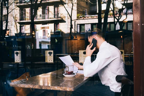 Ung Affärsman Arbetar Med Dokument Coffee Shop — Stockfoto