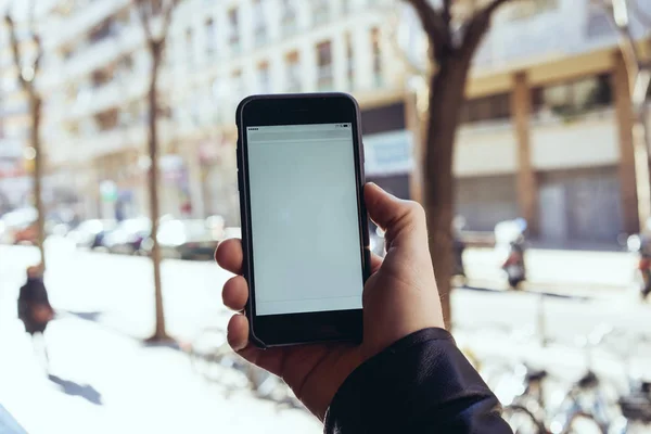 Fechar Mãos Masculinas Segurando Usando Smartphone Móvel Com Tela Branca — Fotografia de Stock