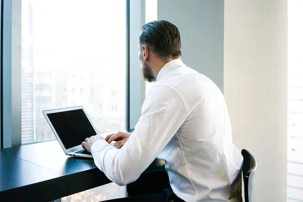 Ung Man Tittar Bildskärm Laptop Arbetsdagen Office Affärsman Med Laptop — Stockfoto