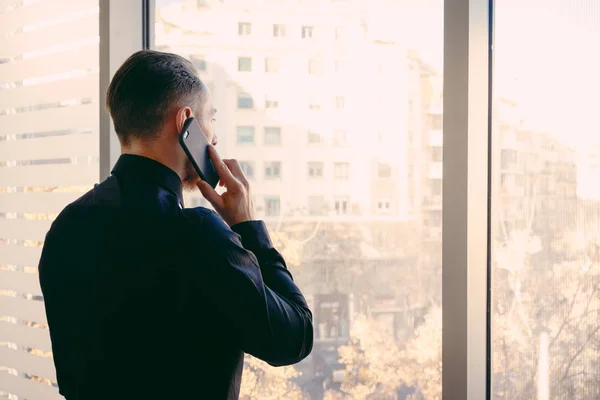 Ung Attraktiv Forretningskvinne Som Snakker Telefonen Mens Hun Ser Byen – stockfoto