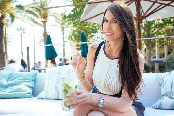 Junge Charmante Frau Mit Mojito Cocktail Sitzt Sonnigen Tagen Einem — Stockfoto
