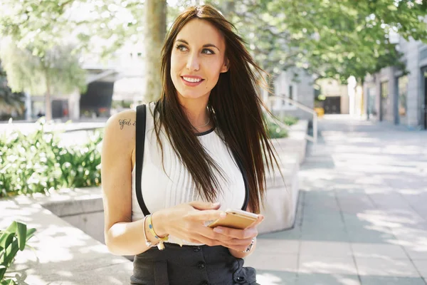 Young Latin Woman Holding Smartphone While Sitting Street — Stock Photo, Image