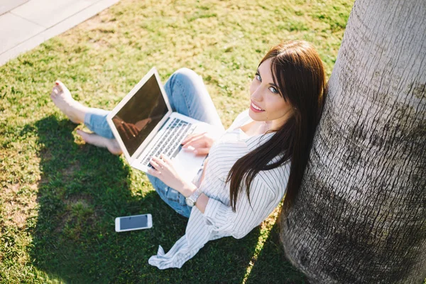 Jonge Vrouw Met Gadgets Zit Het Gras Een Park — Stockfoto