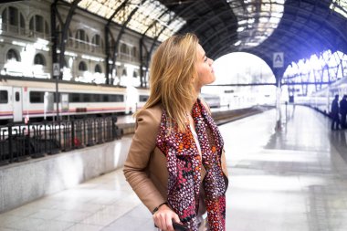 çekici sarışın genç kadın bekleyen tren tren istasyonu