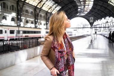 çekici sarışın genç kadın bekleyen tren tren istasyonu