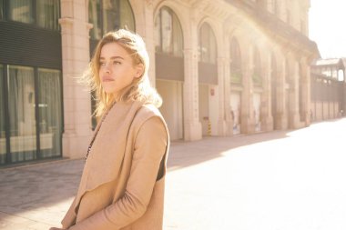 Açık havada güneşli günde poz genç güzel kadın