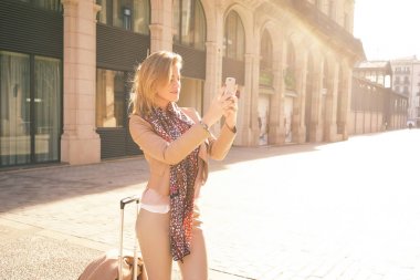 çekici sarışın genç kadın selfie tatil sırasında Avrupa'da alır 