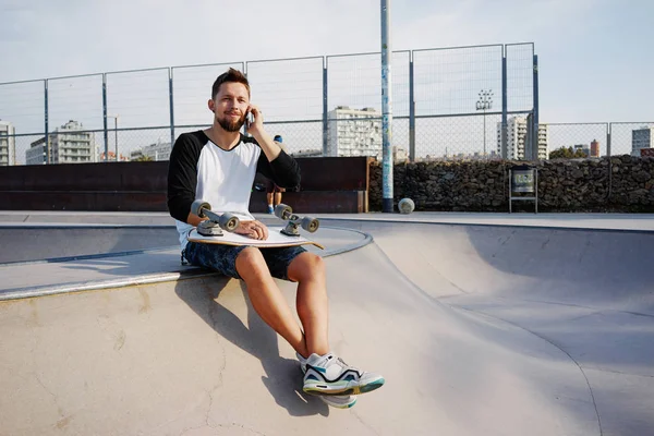 Csinos Fiatal Férfi Beszélgetett Smartphone Míg Miután Megtörni Skate Park — Stock Fotó