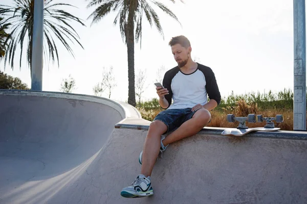 Knappe Jongeman Met Smartphone Terwijl Gelet Een Zonnige Zomerdag Breken — Stockfoto