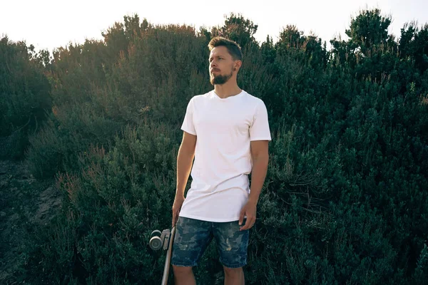 Een Man Dragen Een Lege Witte Shirt Shorts Permanent Met — Stockfoto