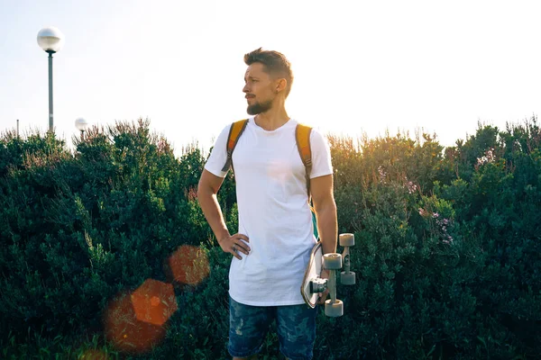 Jonge Man Met Een Skateboard Een Lege Witte Shirt Staande — Stockfoto