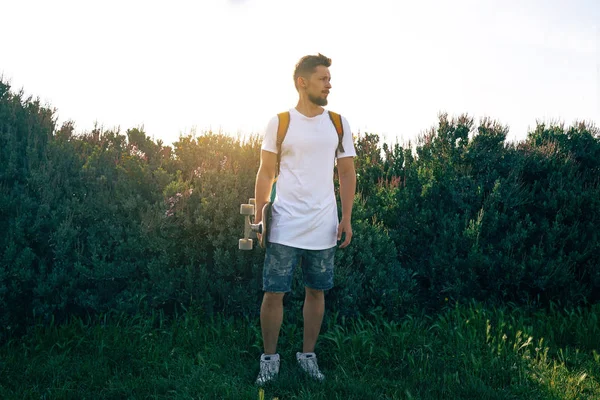 Joven Con Monopatín Una Camiseta Blanca Blanco Pie Una Zona — Foto de Stock