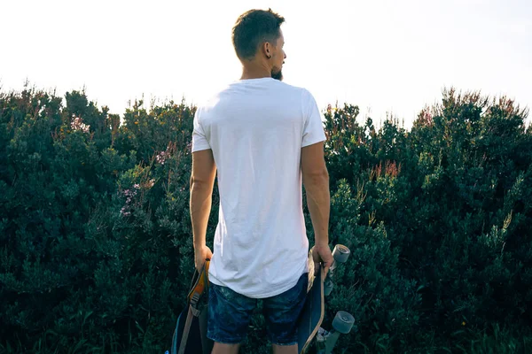 Homem Jovem Com Quadro Dispersão Uma Camiseta Branca Branco Está — Fotografia de Stock