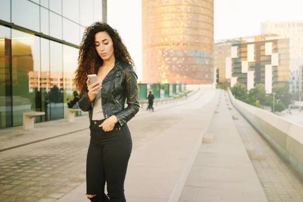 Stylish Latin Girl Black Leather Jacket Black Jeans Using Smartphone — Stock Photo, Image