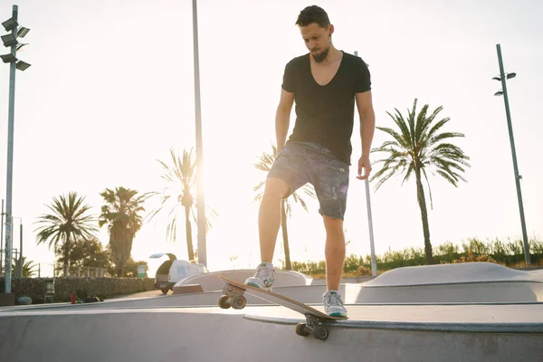 Jonge Man Casual Kleding Oefenen Met Skateboard Een Skate Zone — Stockfoto