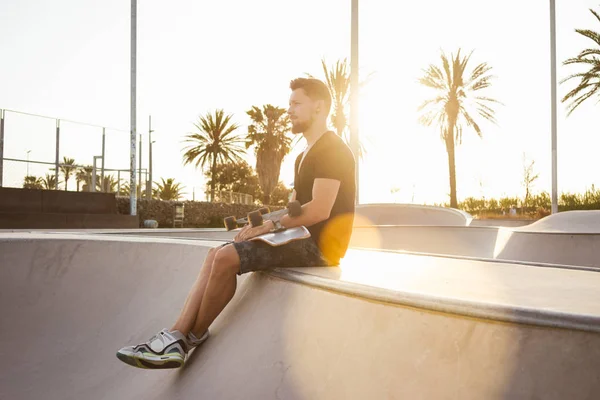 Jonge Man Een Zwart Shirt Shorts Zitten Een Skate Zone — Stockfoto