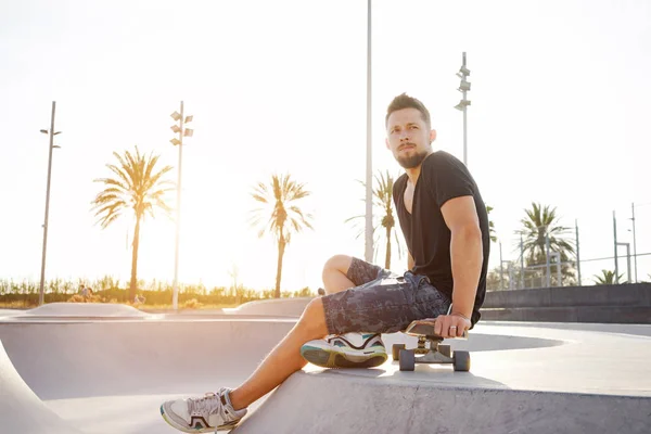 Jonge Man Een Zwart Shirt Shorts Zitten Een Skate Zone — Stockfoto