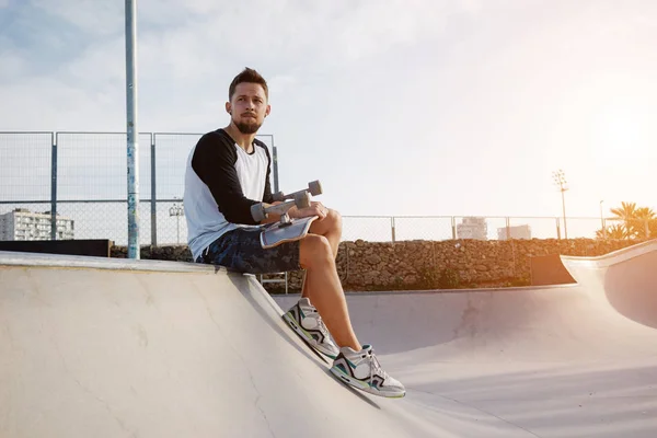 Pemuda Berjenggot Pria Jalan Memakai Duduk Dengan Skateboard Zona Perkotaan — Stok Foto