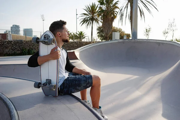 Jonge Bebaarde Man Een Straat Slijtage Zit Met Skateboard Stedelijke — Stockfoto