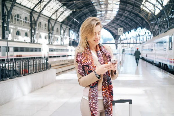 Jovem Atraente Empresária Usando Smartphone Enquanto Espera Trem Plataforma Estação — Fotografia de Stock