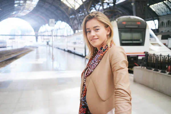 Çekici Sarışın Genç Kadın Bekleyen Tren Tren Istasyonu — Stok fotoğraf