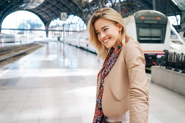 Attraktive Junge Blonde Frau Wartet Bahnhof Auf Zug — Stockfoto