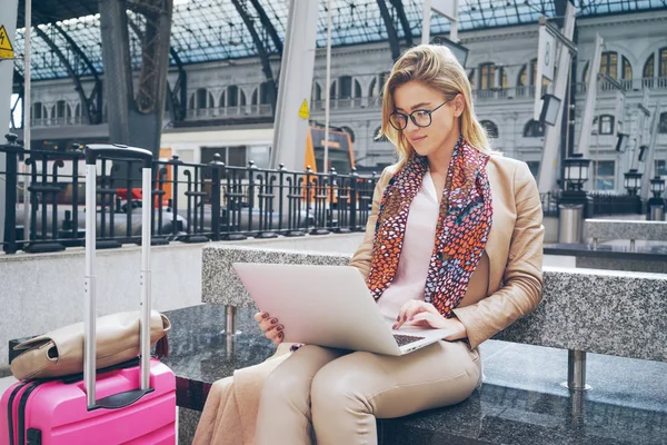 Mulher Bonita Usando Laptop Enquanto Sentado Com Bagagem Estação Trem — Fotografia de Stock