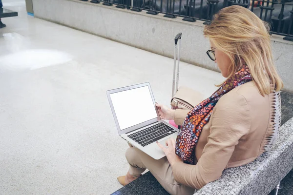 Молодая Женщина Использовала Ноутбук Сидя Рюкзаком Вокзале — стоковое фото