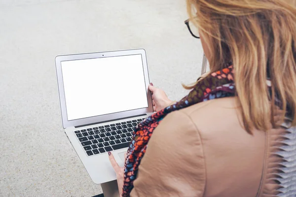 Unga Attraktiva Affärskvinna Med Laptop För Arbete — Stockfoto