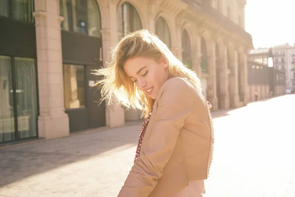 Young Beautiful Woman Posing Outdoors Sunny Day — Stock Photo, Image