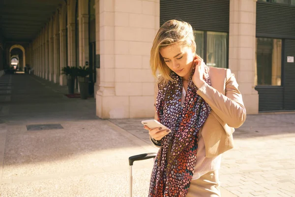 Mooie Jonge Vrouwelijke Toeristische Gebruikend Smartphone Buitenshuis — Stockfoto