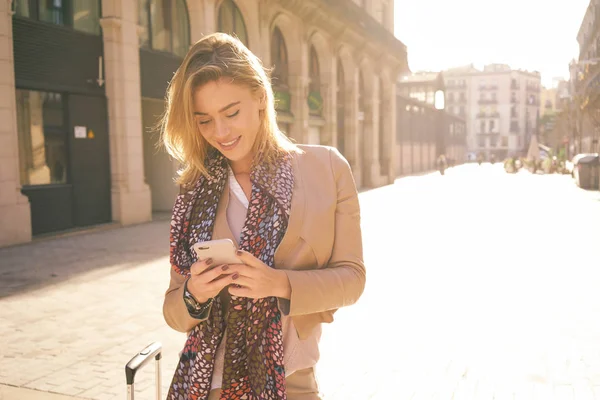 Mooie Jonge Vrouwelijke Toeristische Gebruikend Smartphone Buitenshuis — Stockfoto