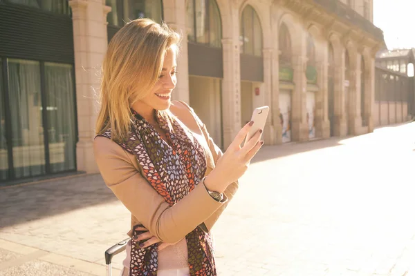 Linda Jovem Turista Usando Smartphone Livre — Fotografia de Stock