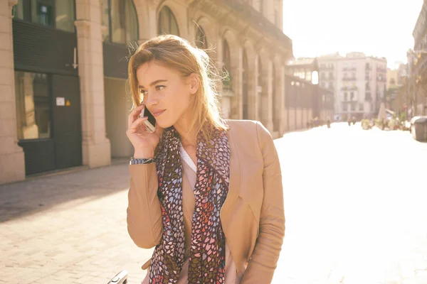 Dışarıda Telefonla Konuşan Güzel Genç Bir Kadın — Stok fotoğraf